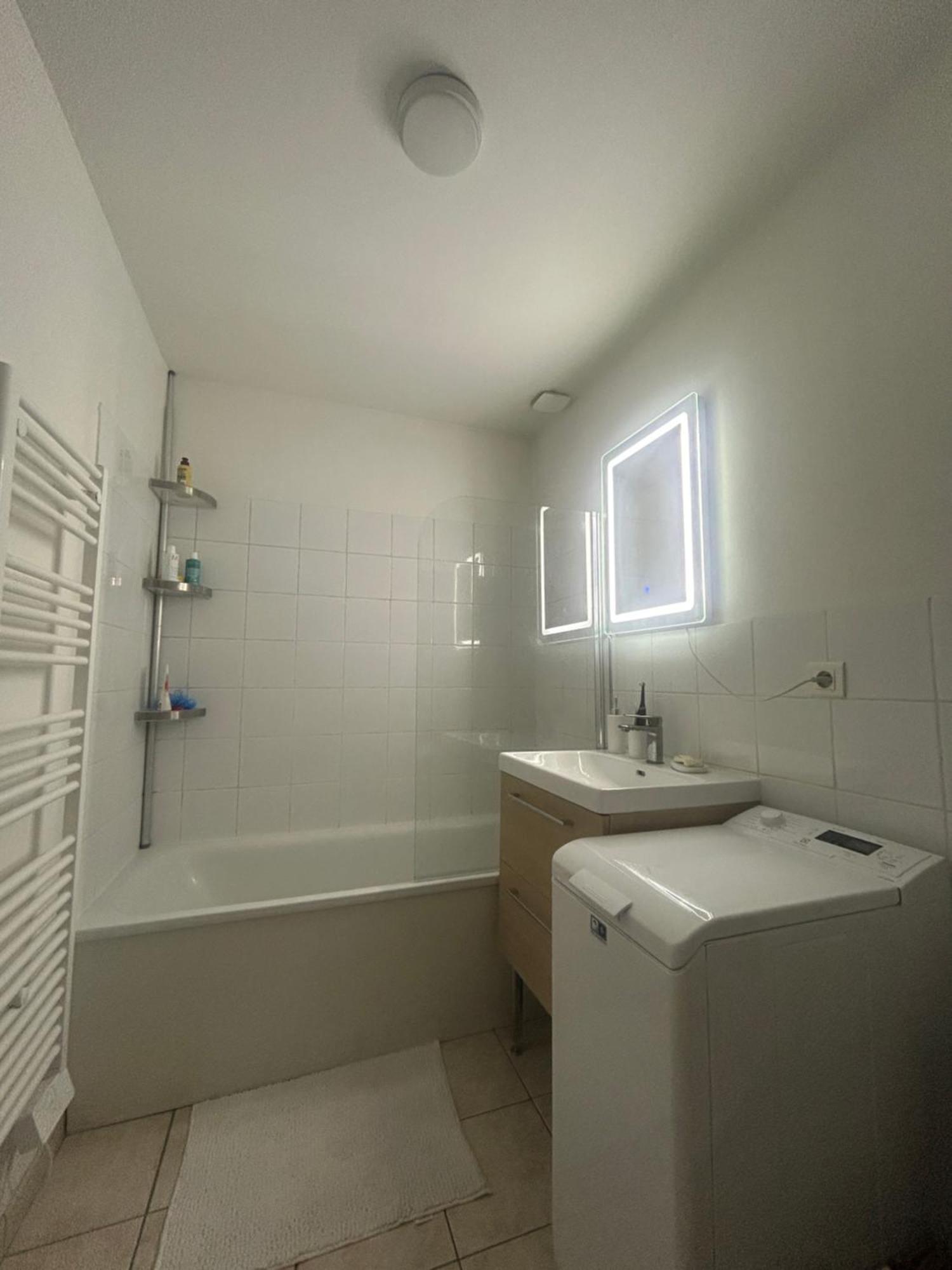 Duplex Bordeaux - Place De Parking Privee - Tram Apartment *